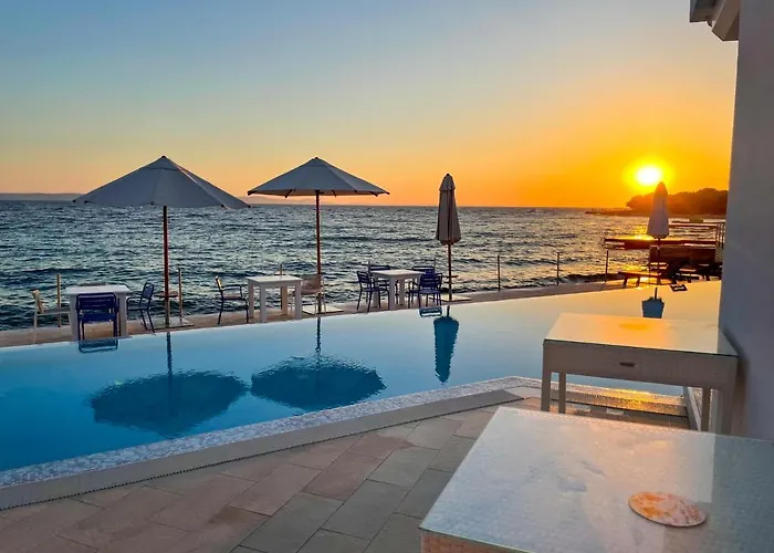 Luxury Two-Floor Apartment In Petrcane With Garden And Pool
