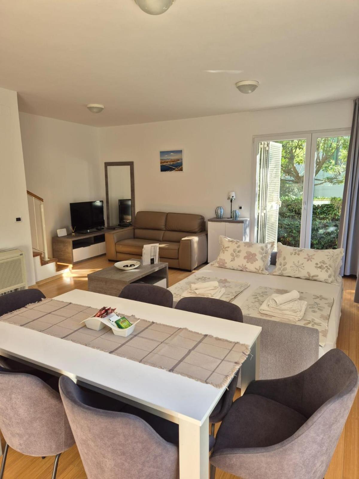 Luxury Two-floor In With Garden And Pool